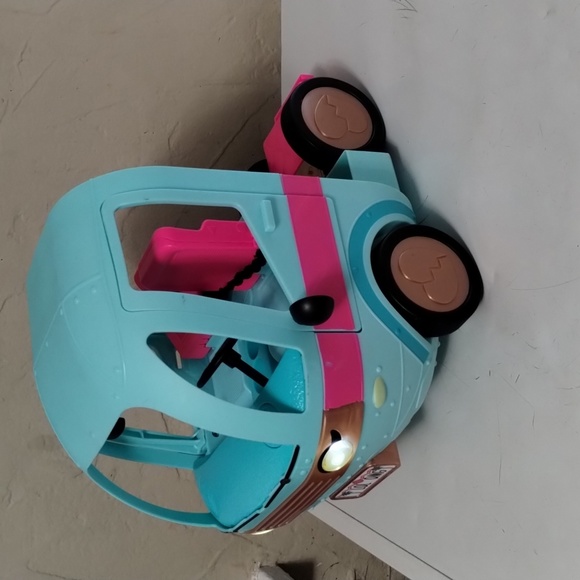 L.O.L 4-in-1 Glamper Fashion Camper With Accessories - Picture 16 of 16